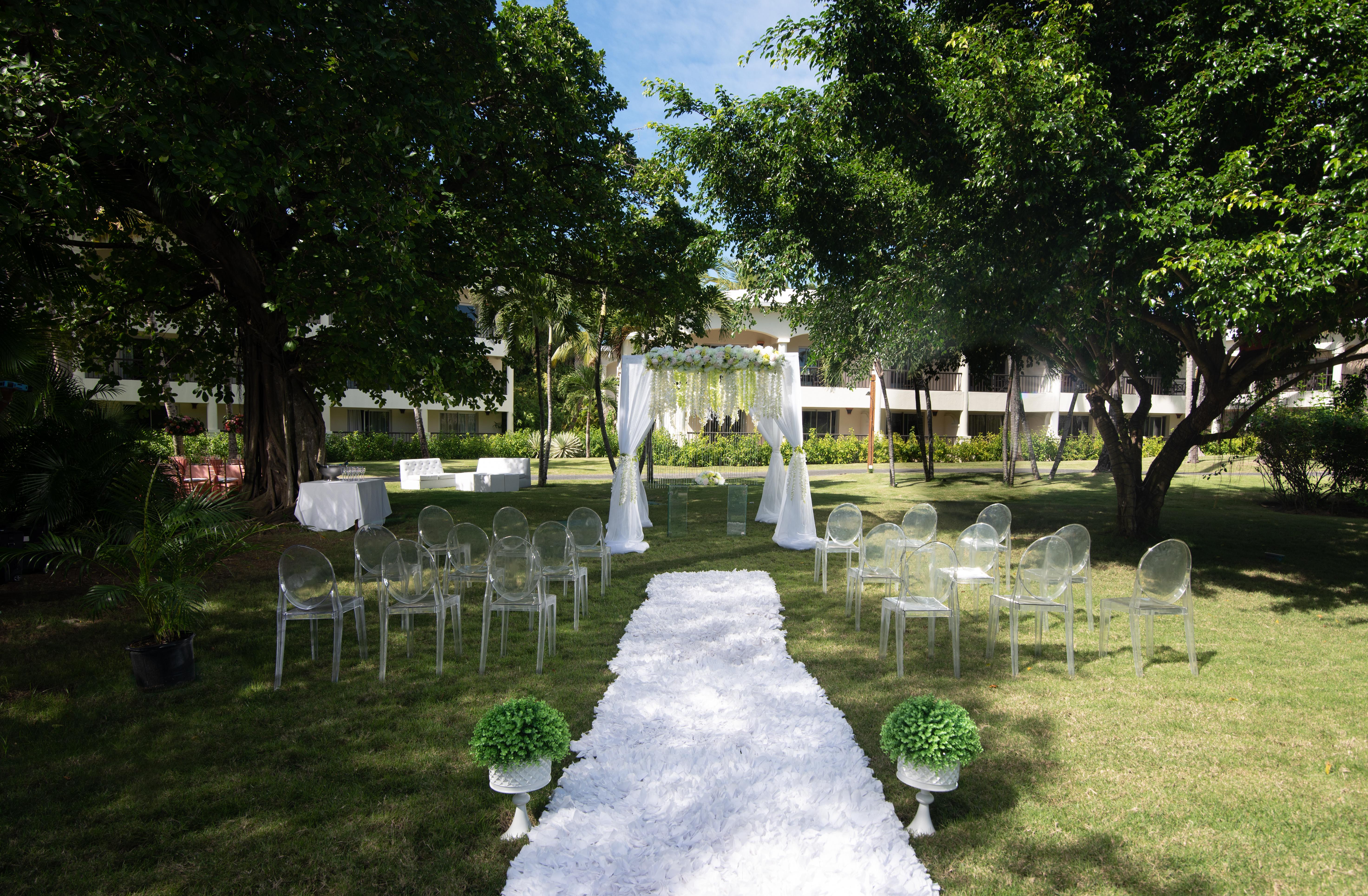 Impressive Premium Punta Cana Exterior foto The lawn at the hotel