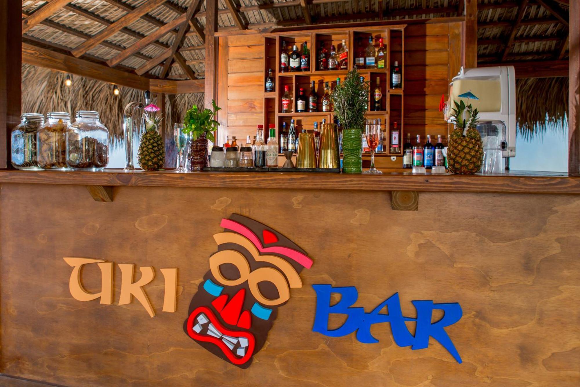 Impressive Premium Punta Cana Exterior foto Tiki bar in Acapulco, Mexico